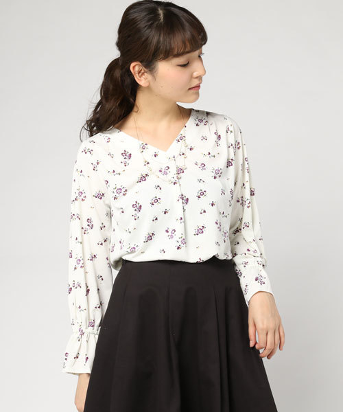 Honeys（ハニーズ）の「二連ネックレス付き前タックプルオーバー（Tシャツ/カットソー・レディース・イエロー/ネイビー/ブルー系その他/ブラック/ホワイト系その他/ピンク/ブルー系その他2/ホワイト系その他2/オフホワイト・L/M）」の4枚目の写真