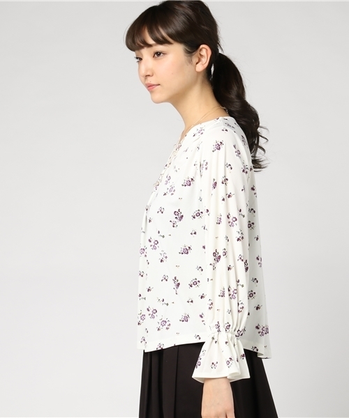 Honeys（ハニーズ）の「二連ネックレス付き前タックプルオーバー（Tシャツ/カットソー・レディース・イエロー/ネイビー/ブルー系その他/ブラック/ホワイト系その他/ピンク/ブルー系その他2/ホワイト系その他2/オフホワイト・L/M）」の11枚目の写真