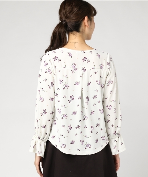 Honeys（ハニーズ）の「二連ネックレス付き前タックプルオーバー（Tシャツ/カットソー・レディース・イエロー/ネイビー/ブルー系その他/ブラック/ホワイト系その他/ピンク/ブルー系その他2/ホワイト系その他2/オフホワイト・L/M）」の12枚目の写真