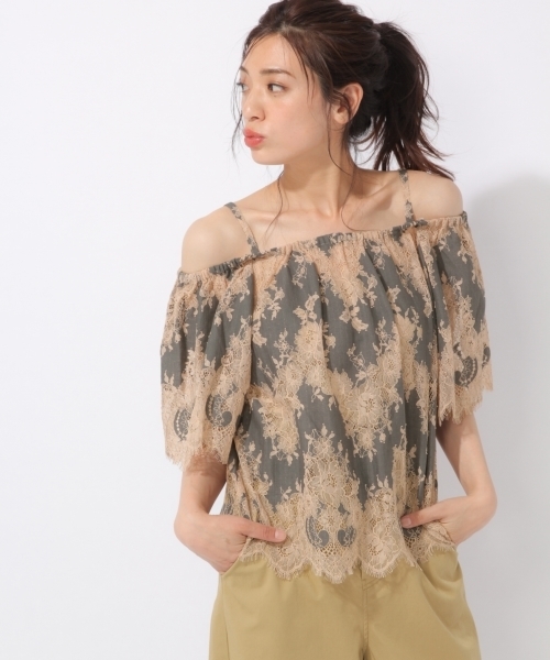 laboratory work（ラボラトリーワーク）の「スカラップレースオフショルブラウス（シャツ/ブラウス・レディース・グレー/イエロー/ライトベージュ・MEDIUM）」の2枚目の写真