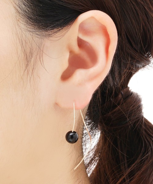 COCOSHNIK(ココシュニック)の「K10オニキス S字フックピアス(大)(ピアス(両耳用)・レディース・イエローゴールド・00)」の4枚目の写真