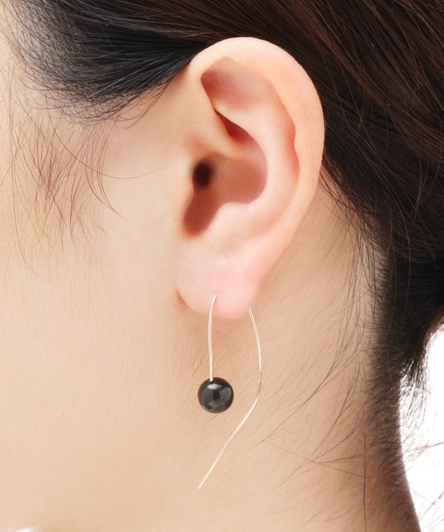 COCOSHNIK(ココシュニック)の「K10オニキス S字フックピアス(大)(ピアス(両耳用)・レディース・イエローゴールド・00)」の5枚目の写真
