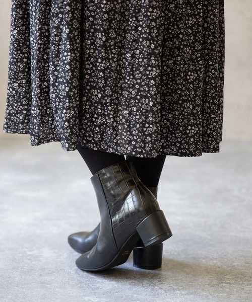 menue（メヌエ）の「ベーシックデザイン スクエアトゥ サイドジップ  ショートブーツ（ブーツ・レディース・ブラック系その他/ダークブラウン/ブラック/ブラウン系その他/ホワイト/ダークグレー/ブラウン系その他2/ブラック系その他3/ブラック系その他2/パイソン/アイボリー/グレイッシュベージュ/アッシュグレー/ブラック系その他4/ベージュ・3L/SS/S/M/L/LL/XS）」の5枚目の写真