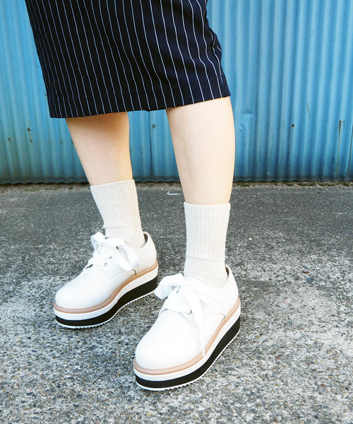 byあしながおじさん（バイアシナガオジサン）の「〈byあしながおじさん 〉　厚底レースアップシューズ（その他シューズ・レディース・アイボリー/ブラック/オレンジ・L/LL/S/M）」の2枚目の写真