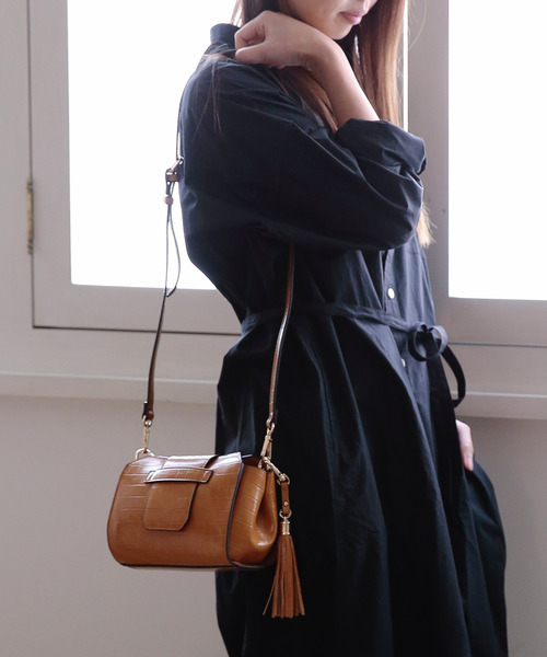 UNBILLION（アンビリオン）の「カシュカシュ cachecache / 差し込みフラップタッセル付きミニショルダーバッグ（ショルダーバッグ・レディース・ゴールド/その他/ブラック/パイソン/キャメル/ベージュ系その他/ベージュ系その他2/イエロー系その他・FREE）」の6枚目の写真