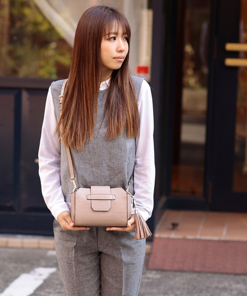 UNBILLION（アンビリオン）の「カシュカシュ cachecache / 差し込みフラップタッセル付きミニショルダーバッグ（ショルダーバッグ・レディース・ゴールド/その他/ブラック/パイソン/キャメル/ベージュ系その他/ベージュ系その他2/イエロー系その他・FREE）」の4枚目の写真