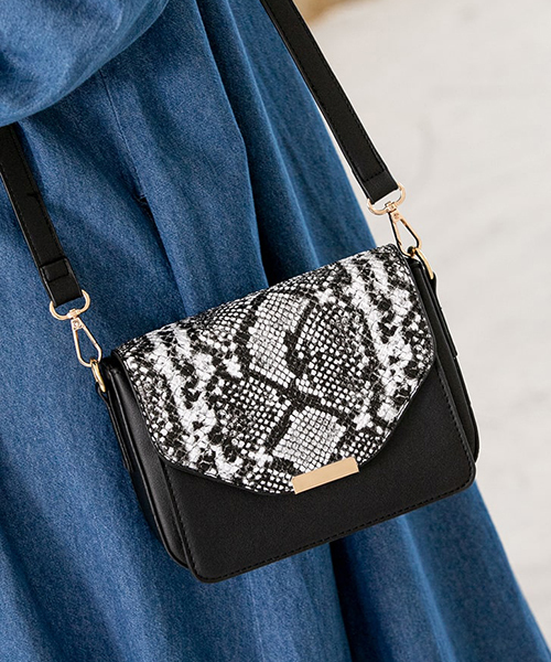 fifth（フィフス）の「フラップ2wayカバーショルダーバッグ（ショルダーバッグ・レディース・ブラック/ベージュ・FREE）」の2枚目の写真