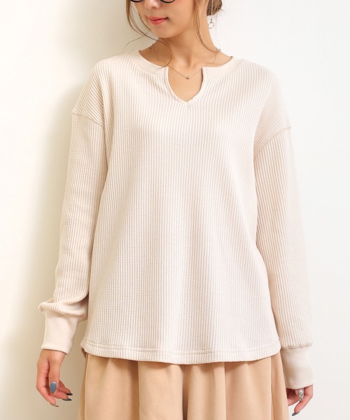 andme(アンドミー)の「ワッフル長袖キーネックTシャツ トップス(Tシャツ/カットソー・レディース・チャコールグレー/ブラック/アイボリー/グレー系その他/ベージュ・M)」の6枚目の写真