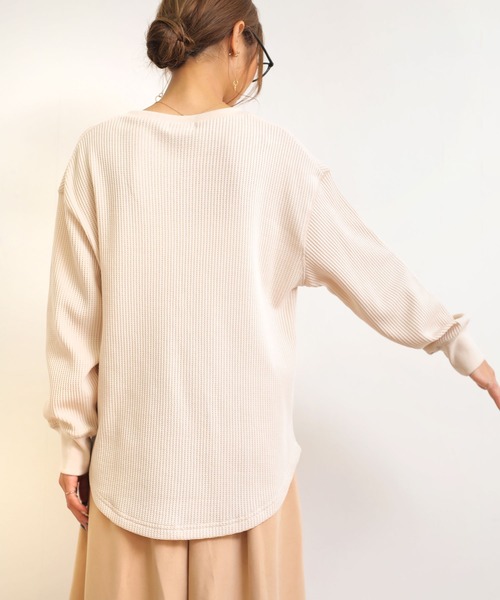 andme(アンドミー)の「ワッフル長袖キーネックTシャツ トップス(Tシャツ/カットソー・レディース・チャコールグレー/ブラック/アイボリー/グレー系その他/ベージュ・M)」の8枚目の写真
