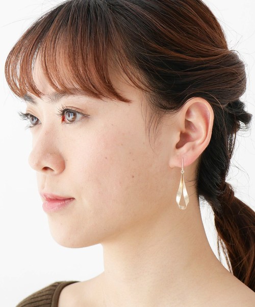 COCOSHNIK(ココシュニック)の「スターダストプレート 平板ひねりトラぺーズ フックピアス(ピアス(両耳用)・レディース・ホワイト系その他7・00)」の6枚目の写真