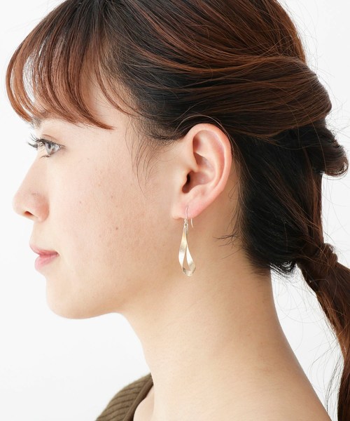 COCOSHNIK(ココシュニック)の「スターダストプレート 平板ひねりトラぺーズ フックピアス(ピアス(両耳用)・レディース・ホワイト系その他7・00)」の7枚目の写真