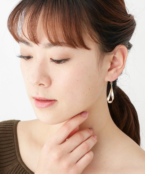 COCOSHNIK(ココシュニック)の「スターダストプレート 平板ひねりトラぺーズ フックピアス(ピアス(両耳用)・レディース・ホワイト系その他7・00)」の8枚目の写真