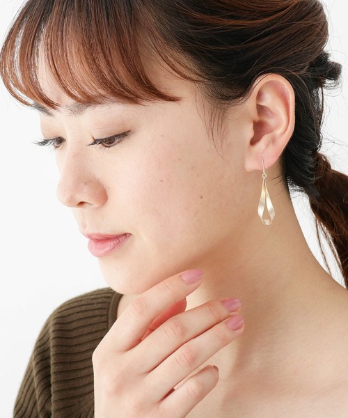 COCOSHNIK(ココシュニック)の「スターダストプレート 平板ひねりトラぺーズ フックピアス(ピアス(両耳用)・レディース・ホワイト系その他7・00)」の9枚目の写真