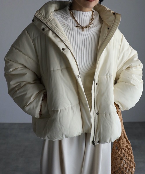 ap retro（アプレトロ）の「【選べる2素材】中綿フードブルゾン / スタンドブルゾン / フード取り外し可能（ダウンジャケット/コート・レディース・ブラック/ベージュ/アイボリー/ネイビー/オフホワイト/ライトグレー/ホワイト系その他/ブラック系その他/シルバー・FREE）」の16枚目の写真