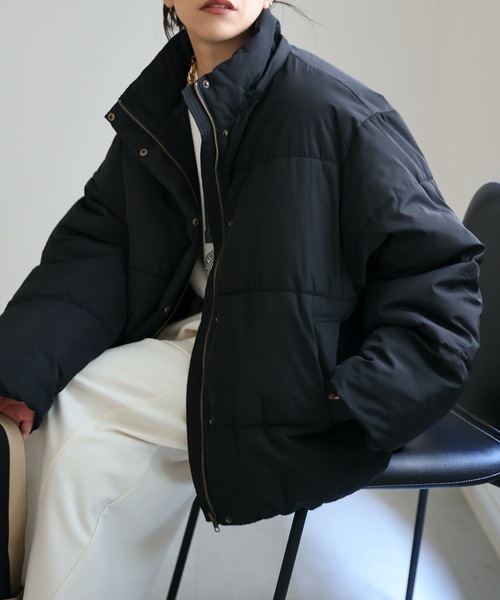 ap retro（アプレトロ）の「【選べる2素材】中綿フードブルゾン / スタンドブルゾン / フード取り外し可能（ダウンジャケット/コート・レディース・ブラック/ベージュ/アイボリー/ネイビー/オフホワイト/ライトグレー/ホワイト系その他/ブラック系その他/シルバー・FREE）」の18枚目の写真