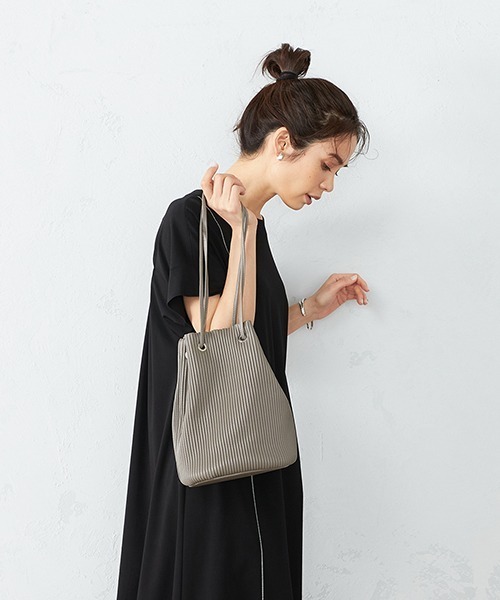 MONO COMME CA(モノコムサ)の「プリーツ トートバッグ(ハンドバッグ・レディース・ベージュ/グレー/アイボリー・FREE)」の3枚目の写真