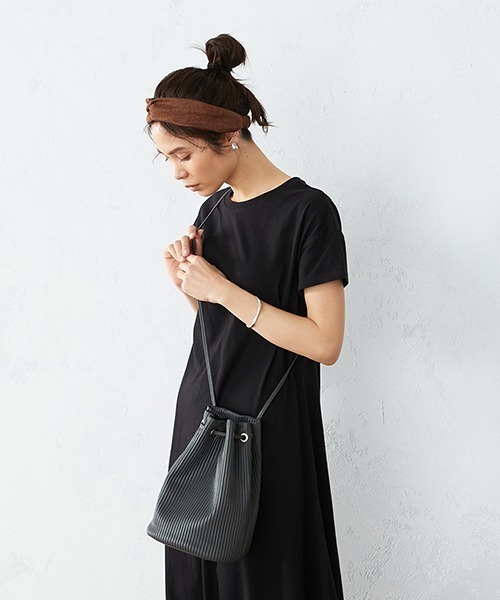 MONO COMME CA(モノコムサ)の「プリーツ トートバッグ(ハンドバッグ・レディース・ベージュ/グレー/アイボリー・FREE)」の1枚目の写真