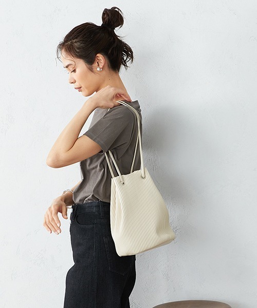 MONO COMME CA(モノコムサ)の「プリーツ トートバッグ(ハンドバッグ・レディース・ベージュ/グレー/アイボリー・FREE)」の2枚目の写真