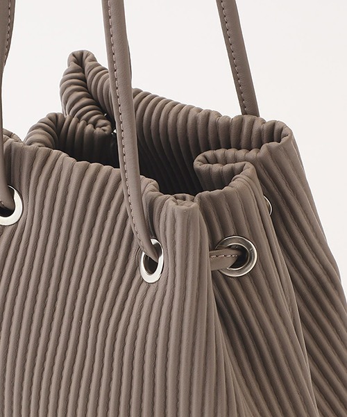 MONO COMME CA(モノコムサ)の「プリーツ トートバッグ(ハンドバッグ・レディース・ベージュ/グレー/アイボリー・FREE)」の5枚目の写真