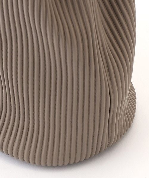 MONO COMME CA(モノコムサ)の「プリーツ トートバッグ(ハンドバッグ・レディース・ベージュ/グレー/アイボリー・FREE)」の12枚目の写真