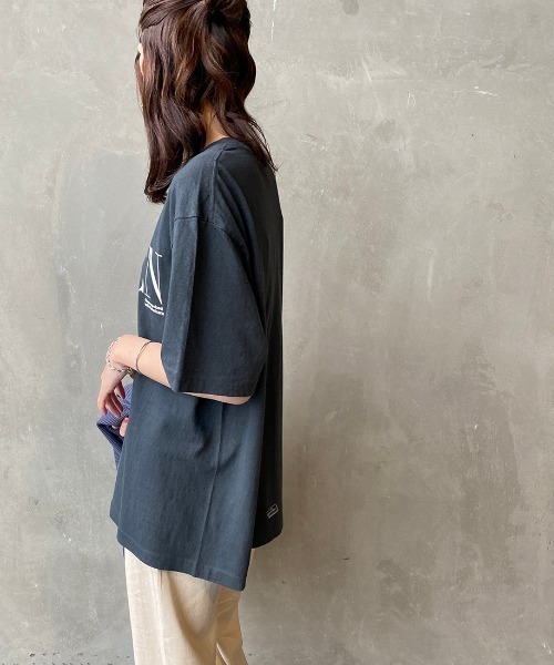 AMERICANA（アメリカーナ）の「[Americana×JEANS FACTORY/アメリカーナ×ジーンズファクトリー] 別注 硫化染め ロゴプリントビッグTシャツ（Tシャツ/カットソー・レディース・ホワイト/グリーン/スミクロ・ONE SIZE）」の7枚目の写真