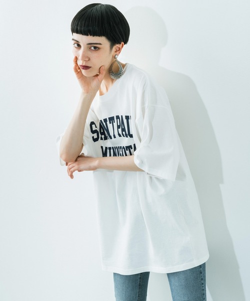 Ressaca(レサーカ)の「別注 オーバーサイズ カレッジロゴ フロントロゴTEE(Tシャツ/カットソー・メンズ・パープル/ホワイト/ブラック/グレイッシュベージュ/グレイッシュブルー/ホワイト系/ホワイト系1/ブラック系/ブラック系1・L/XL/M)」の4枚目の写真