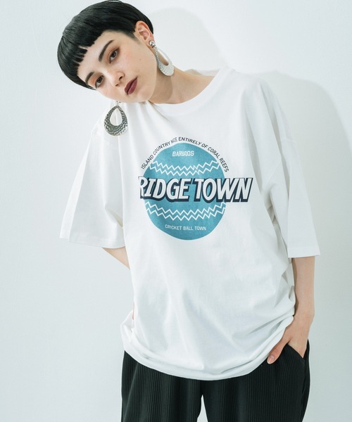Ressaca(レサーカ)の「別注 オーバーサイズ カレッジロゴ フロントロゴTEE(Tシャツ/カットソー・メンズ・パープル/ホワイト/ブラック/グレイッシュベージュ/グレイッシュブルー/ホワイト系/ホワイト系1/ブラック系/ブラック系1・L/XL/M)」の5枚目の写真