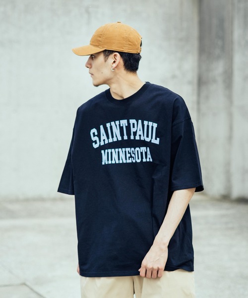 Ressaca(レサーカ)の「別注 オーバーサイズ カレッジロゴ フロントロゴTEE(Tシャツ/カットソー・メンズ・パープル/ホワイト/ブラック/グレイッシュベージュ/グレイッシュブルー/ホワイト系/ホワイト系1/ブラック系/ブラック系1・L/XL/M)」の7枚目の写真