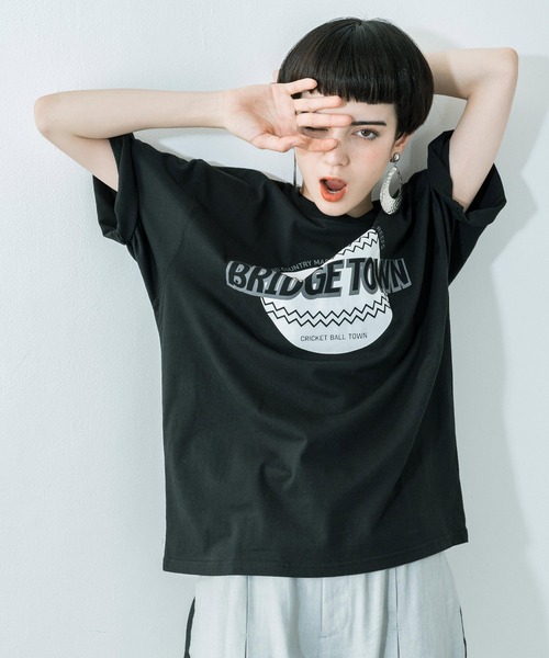 Ressaca(レサーカ)の「別注 オーバーサイズ カレッジロゴ フロントロゴTEE(Tシャツ/カットソー・メンズ・パープル/ホワイト/ブラック/グレイッシュベージュ/グレイッシュブルー/ホワイト系/ホワイト系1/ブラック系/ブラック系1・L/XL/M)」の1枚目の写真