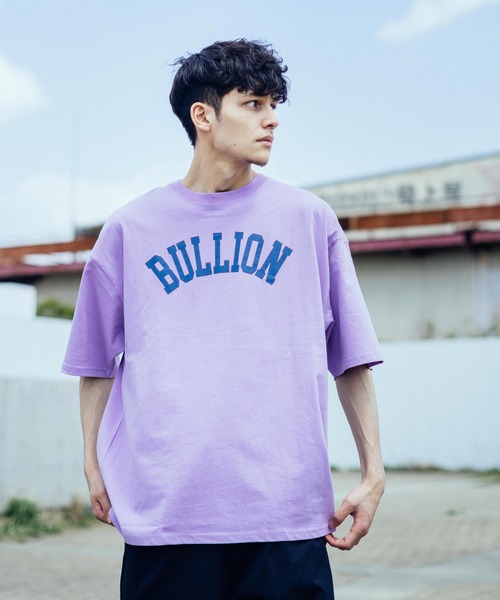 Ressaca(レサーカ)の「別注 オーバーサイズ カレッジロゴ フロントロゴTEE(Tシャツ/カットソー・メンズ・パープル/ホワイト/ブラック/グレイッシュベージュ/グレイッシュブルー/ホワイト系/ホワイト系1/ブラック系/ブラック系1・L/XL/M)」の2枚目の写真