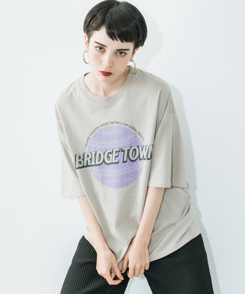 Ressaca(レサーカ)の「別注 オーバーサイズ カレッジロゴ フロントロゴTEE(Tシャツ/カットソー・メンズ・パープル/ホワイト/ブラック/グレイッシュベージュ/グレイッシュブルー/ホワイト系/ホワイト系1/ブラック系/ブラック系1・L/XL/M)」の8枚目の写真