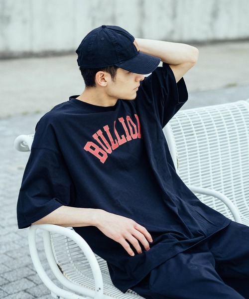 Ressaca(レサーカ)の「別注 オーバーサイズ カレッジロゴ フロントロゴTEE(Tシャツ/カットソー・メンズ・パープル/ホワイト/ブラック/グレイッシュベージュ/グレイッシュブルー/ホワイト系/ホワイト系1/ブラック系/ブラック系1・L/XL/M)」の6枚目の写真