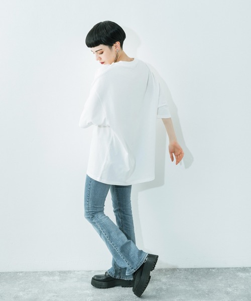 Ressaca(レサーカ)の「別注 オーバーサイズ カレッジロゴ フロントロゴTEE(Tシャツ/カットソー・メンズ・パープル/ホワイト/ブラック/グレイッシュベージュ/グレイッシュブルー/ホワイト系/ホワイト系1/ブラック系/ブラック系1・L/XL/M)」の17枚目の写真