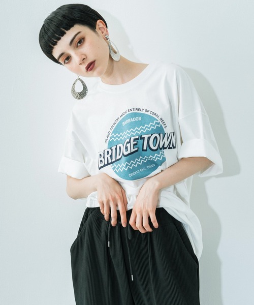 Ressaca(レサーカ)の「別注 オーバーサイズ カレッジロゴ フロントロゴTEE(Tシャツ/カットソー・メンズ・パープル/ホワイト/ブラック/グレイッシュベージュ/グレイッシュブルー/ホワイト系/ホワイト系1/ブラック系/ブラック系1・L/XL/M)」の10枚目の写真