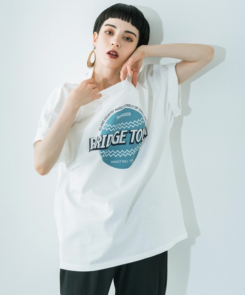 Ressaca(レサーカ)の「別注 オーバーサイズ カレッジロゴ フロントロゴTEE(Tシャツ/カットソー・メンズ・パープル/ホワイト/ブラック/グレイッシュベージュ/グレイッシュブルー/ホワイト系/ホワイト系1/ブラック系/ブラック系1・L/XL/M)」の11枚目の写真