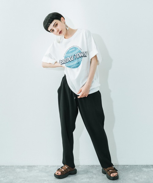 Ressaca(レサーカ)の「別注 オーバーサイズ カレッジロゴ フロントロゴTEE(Tシャツ/カットソー・メンズ・パープル/ホワイト/ブラック/グレイッシュベージュ/グレイッシュブルー/ホワイト系/ホワイト系1/ブラック系/ブラック系1・L/XL/M)」の12枚目の写真