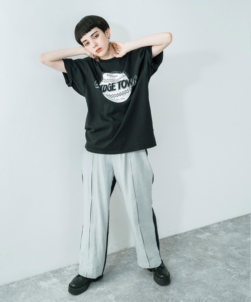Ressaca(レサーカ)の「別注 オーバーサイズ カレッジロゴ フロントロゴTEE(Tシャツ/カットソー・メンズ・パープル/ホワイト/ブラック/グレイッシュベージュ/グレイッシュブルー/ホワイト系/ホワイト系1/ブラック系/ブラック系1・L/XL/M)」の22枚目の写真