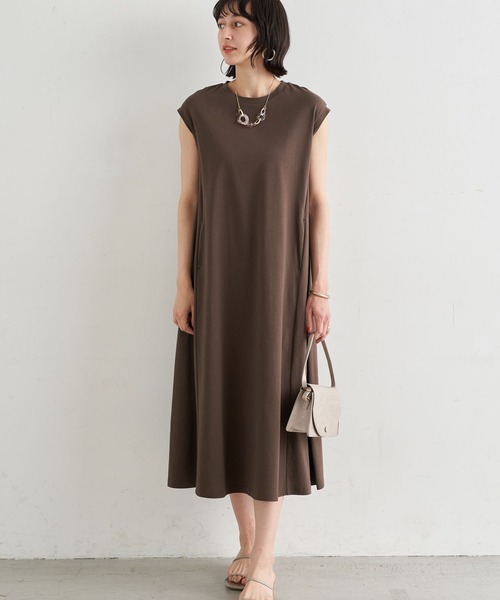 earth music&ecology（アースミュージックアンドエコロジー）の「Aラインスリーブレスカットワンピース　＊（ワンピース・レディース・ダークブラウン/グレイッシュベージュ/チャコールグレー/ブルーグリーン/ピンク系その他2・FREE）」の3枚目の写真