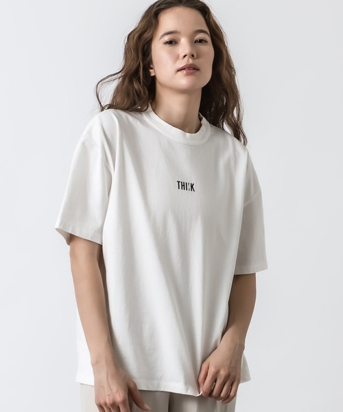ALLUMER(アリュメール)の「クルーネックヴィンテージプリントTシャツ(THINK)(Tシャツ/カットソー・レディース・ホワイト/ブラック/ベージュ・1)」の2枚目の写真