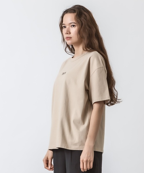 ALLUMER(アリュメール)の「クルーネックヴィンテージプリントTシャツ(THINK)(Tシャツ/カットソー・レディース・ホワイト/ブラック/ベージュ・1)」の7枚目の写真