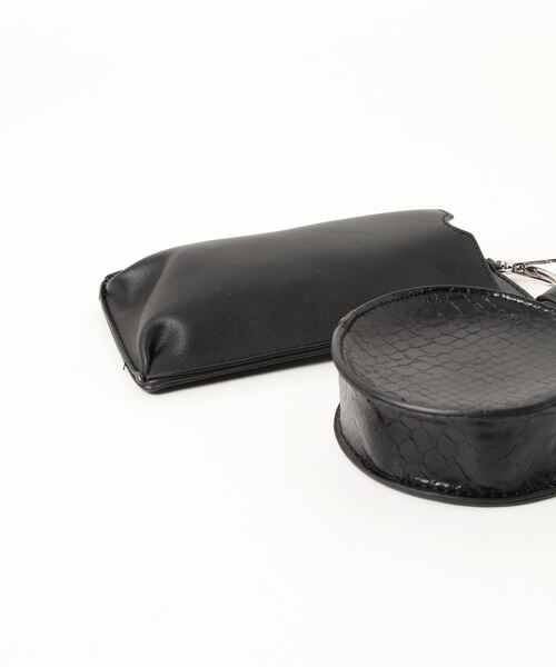 SPINNS（スピンズ）の「フェイクレザーミニショルダーバッグ（ショルダーバッグ・レディース・ブラック/アイボリー/グレイッシュベージュ/サックスブルー/オレンジ・ONESIZE）」の7枚目の写真