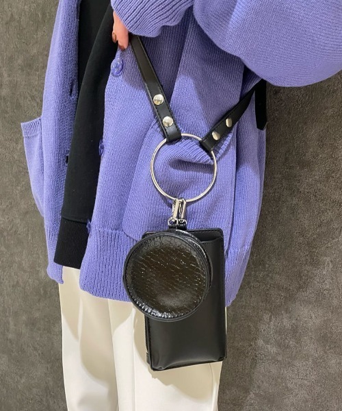 SPINNS（スピンズ）の「フェイクレザーミニショルダーバッグ（ショルダーバッグ・レディース・ブラック/アイボリー/グレイッシュベージュ/サックスブルー/オレンジ・ONESIZE）」の3枚目の写真