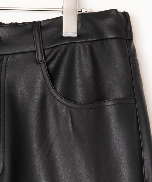 WEGO（ウィゴー）の「WEGO/フェイクレザーセミフレアパンツ（スラックス・メンズ・ブラック・MEDIUM/LARGE）」の2枚目の写真