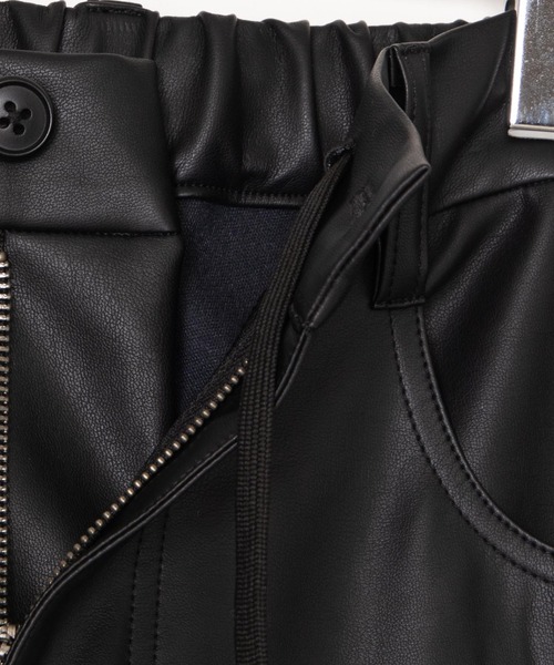 WEGO（ウィゴー）の「WEGO/フェイクレザーセミフレアパンツ（スラックス・メンズ・ブラック・MEDIUM/LARGE）」の6枚目の写真