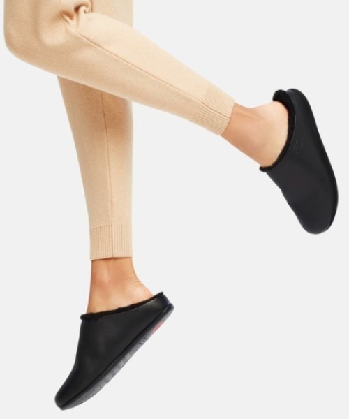 fitflop(フィットフロップ)の「【fitflop/フィットフロップ】CHRISSIE LEATHER AND SHEARLING SLIPPERS サボ/クロッグ/スリッパ(その他シューズ・レディース・ブラック・US5/US8/US7/US6)」の4枚目の写真