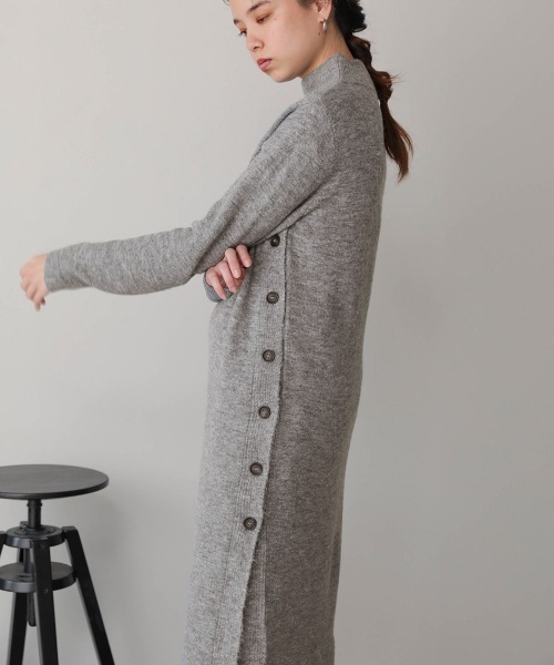 Bou Jeloud(ブージュルード)の「モヘヤ混サイド釦ロングニットワンピース(ワンピース・レディース・ライトグレー/オレンジ/モカ・FREE)」の15枚目の写真