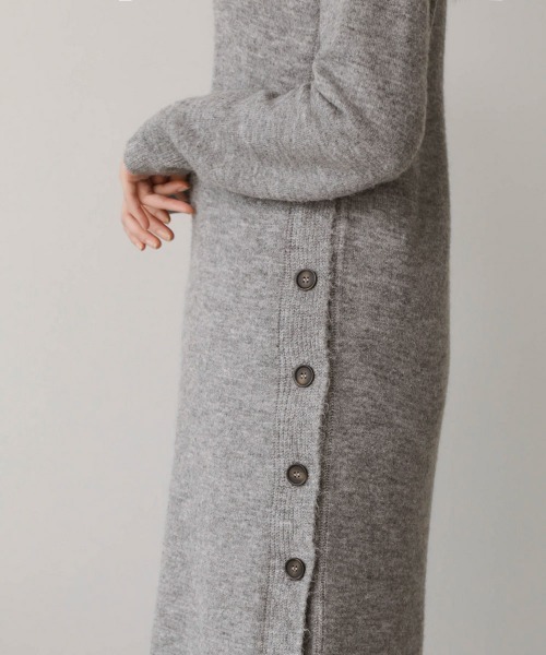 Bou Jeloud(ブージュルード)の「モヘヤ混サイド釦ロングニットワンピース(ワンピース・レディース・ライトグレー/オレンジ/モカ・FREE)」の6枚目の写真