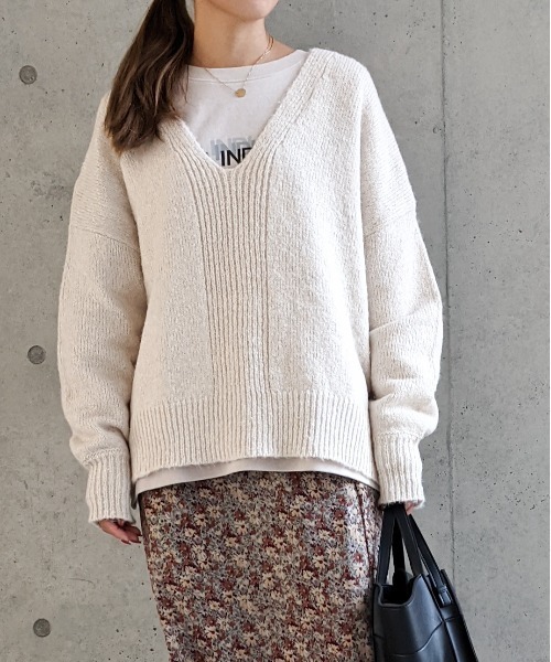 Per sist ence(パーシエンス)の「Per sist ence/パーシエンス アンゴラタッチ Vネックプルオーバー(ニット/セーター・レディース・チャコールグレー/ベージュ/アイボリー・FREE)」の2枚目の写真