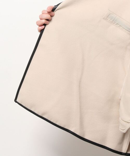 ANDGEEBEE（アンジービー）の「パイピングフーディーガウン（その他アウター・レディース・ベージュ/ネイビー・MEDIUM）」の6枚目の写真