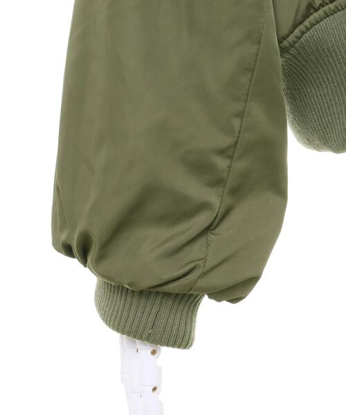 INGNI(イング)の「エコファーフードリバーシブルMA-1(ブルゾン・レディース・カーキ/アイボリー/ブラック・M)」の4枚目の写真